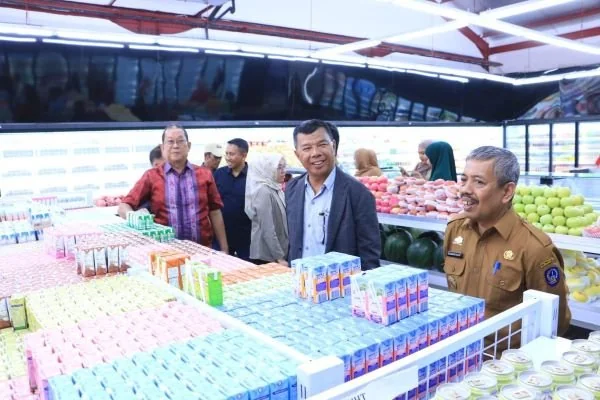 Penjabat sementara (Pjs) Bupati Bulukumba Muhammad Rasyid saat melihat produk di Toko Sejahtera (Dok : Ist).