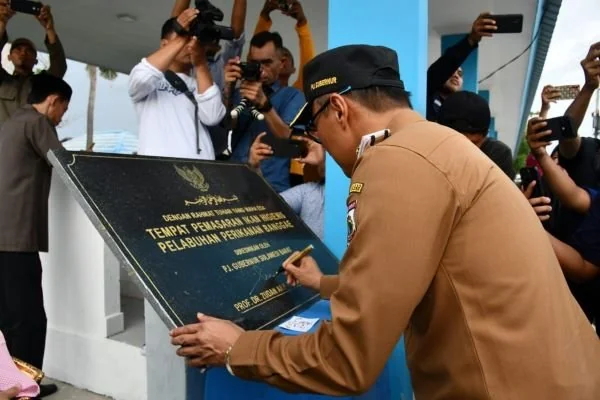 PJ Gubernur Sulbar, Prof Zudan Arif Fakrulloh saat melakukan penandatanganan prasasti di Pelabuhan Perikanan Banggae Majene.