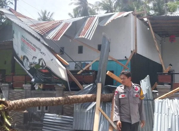 Rumah Warga yang tertimpa pohon kelapa di Majene (dok:Ist)