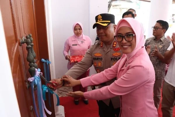 Kapolres Jeneponto AKBP Haryo Basuki bersama Ketua Bhayangkari Ny. Ratih Haryo, saat menghadiri dan meresmikan Gudang Ketahanan Pangan Polri. (Dok: Ist)