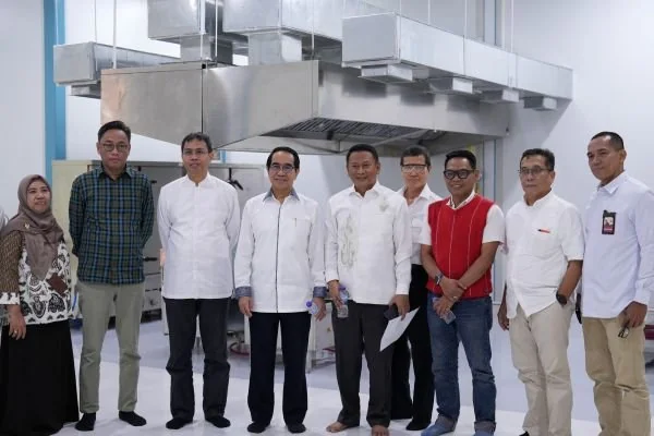 Pimpinan Unhas meninjau progres dan kesiapan SPPG Unhas. (Dok: Ist)