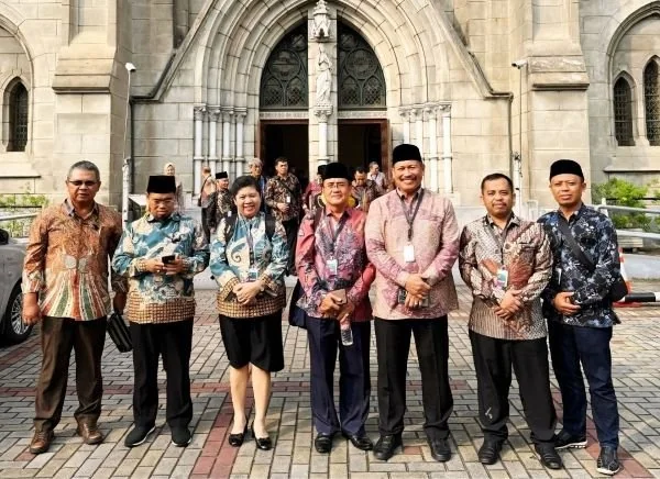 Kakanwil Kemenag Sulsel dan tokoh lintas agama FKUB Sulsel (Dok : Ist).