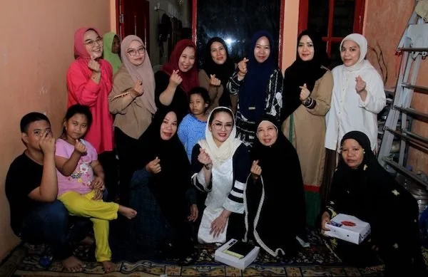 Anggota DPRD Sulsel, Debbie Rusdin yang juga Istri dari Calon Wali Kota Makassar Rusdin Abdullah Melakukan Silaturahmi dengan Pengurus Majelis Taklim Baiturrahim Bungung Lompoa, di Jalan Cenderawasih.