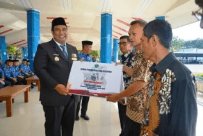 Bupati Maros Serahkan Secara Simbolis Bantuan ALSINTAN Kepada Kelompok Tani