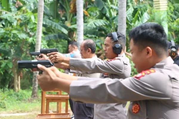 Personel Polres Majene saat melakukan pelatihan menembak (Dok : Ist).