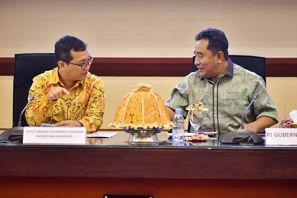 Deputi Bidang Koordinasi Ekonomi Makro dan Keuangan, Kementrian Koordinator Perekonomian, Ferry Irawan bersama Pj Gubernur Sulsel, Bahtiar Baharuddin.