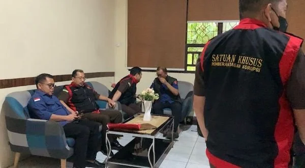 Kejati Sulsel tiba di ruangan Kepala BKAD Sulsel (dok. Syamsi/KabarMakassar)