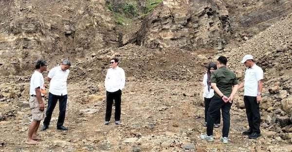 Kadis DLH Barru, Andi Adnan Azis meninjau lokasi tambang (dok. Ist)
