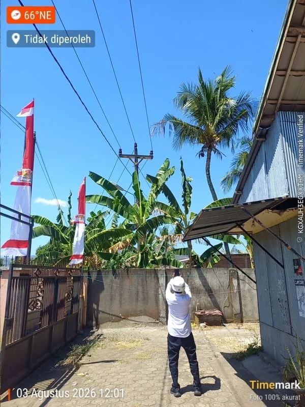PLN mengingatkan warga agar memperhatikan jarak aman dari kabel listrik saat memasang atribut Kemerdekaan RI. (Dok. Ist)