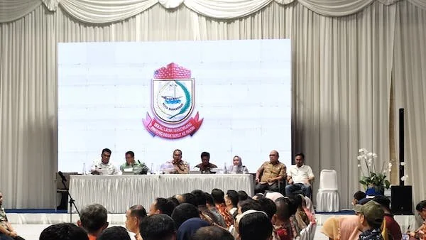 Wali Kota Makassar, Moh Ramdhan Pomanto saat rapat koordinasi di kediamannya di Jalan Amirullah, Kamis (11/07).