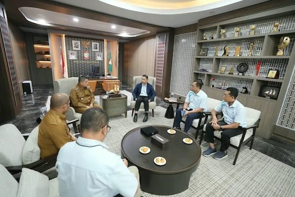 Audiens Wali Kota Makassar Munafri Arifuddin Bersama PLN UID Sulselrabar (Dok: Ist).