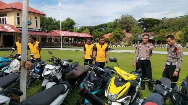Kapolres Jeneponto, AKBP Widi Setiawan saat mengecek kendaraan hasil sitaan Satlantas di Halaman Mapolres Jeneponto (Dok : Ist).