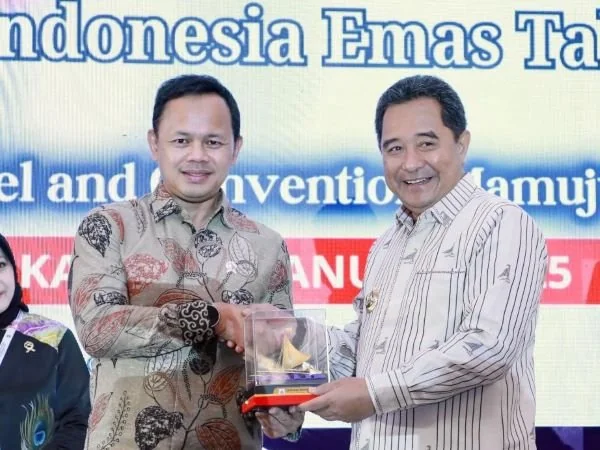 Wamendagri bersama PJ Gubernur saat menghadiri Rakornas Kesbangpol 2025 (Dok : Ist).