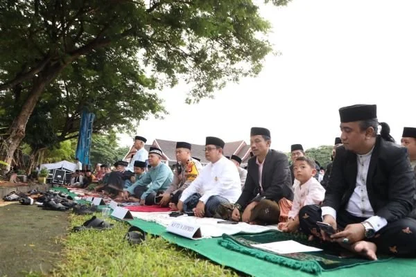 Pj Bupati Bantaeng, Andi Abubakar, bersama dengan masyarakat melaksanakan Shalat Idulfitri 1445 Hijriah di Lapangan Pantai Seruni.