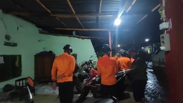 Anggota BPBD dilokasi Asrama Kesdam, (Dok: Ist).