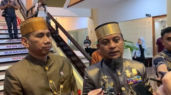 Gubernur Sulsel Andi Sudirman Sulaiman (kanan) bersama Wakil Menteri Dalam Negeri Akhmad Wiyagus (kiri) (dok. Syamsi/Kabar Makassar)