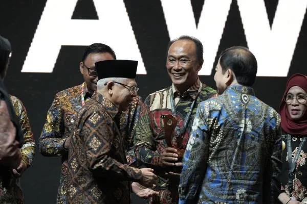 Pj Gubernur Sulsel, Prof Zudan Arif Fakrulloh saat menerima penghargaan SDGs yang diserahkan oleh Wakil Presiden RI, KH Ma'ruf Amin (Dok: Ist).