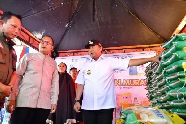 Penjabat (Pj) Gubernur Sulawesi Selatan, Bahtiar Baharuddin menyerahkan bantuan beras dari Pemerintah Provinsi kepada warga kurang mampu di Kota Makassar.