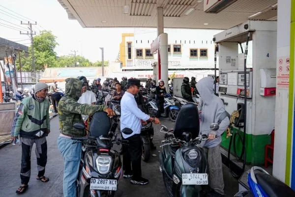 Gubernur Sulsel Andi Sudirman memantau proses pengisian BBM (Dok: Ist)