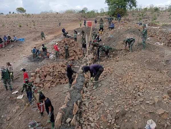 Satgas TMMD saat mengajak Warga membangun Talud di Desa Tuju (foto/ist).