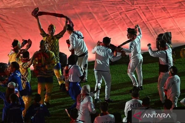 Sejumlah atlet dan ofisial berjoget saat menikmati hiburan saat upacara penutupan PON XXI Aceh-Sumut 2024 di Stadion Utama Sumatera Utara, Sumut Sport Centre, Deli Serdang, Sumatera Utara, Jumat (20/9/2024). Pelaksanaan PON XXI Aceh-Sumut 2024 resmi berak