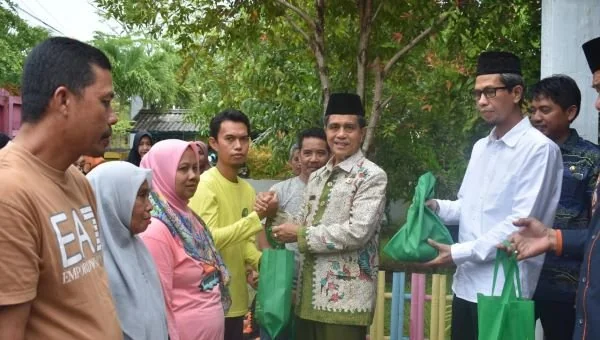 Penyerahan bantuan diserahkan secara simbolis oleh Wakil Bupati Kepulauan Selayar, H. Saiful Arif, SH kepada 10 orang perwakilan petugas kebersihan berupa paket sembako (Dok : Ist).