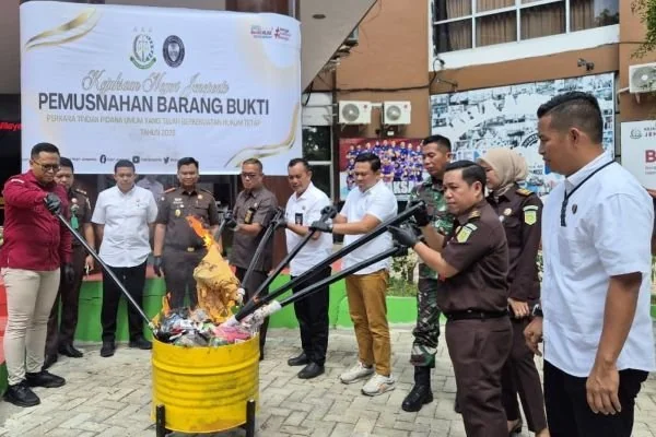 Kejaksaan Negeri (Kejari) Jeneponto menggelar aksi pemusnahan barang bukti besar-besaran. (Dok: Ist)