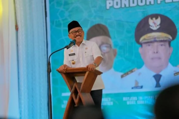 Gubernur Sulbar Suhardi Duka saat memberikan sambutan di ponpes Syekh Hasan Yamani di Kabupaten Polewali Mandar. Dok. Ist