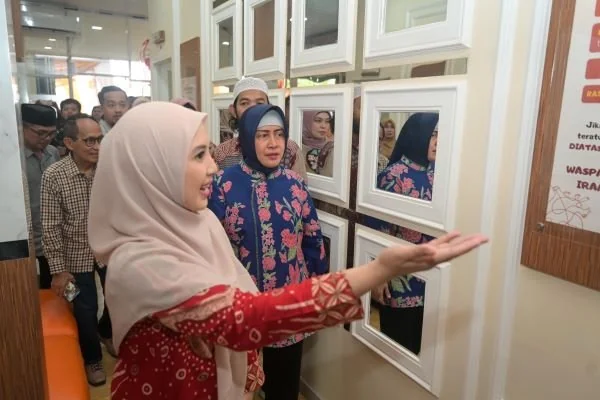Ketua Tim Penggerak PKK, Indira Yusuf Ismail, secara resmi meresmikan Klinik Cardion, Klinik pertama yang khusus menyediakan pelayanan lengkap terkait kesehatan jantung dan otak, Kamis (9/2).