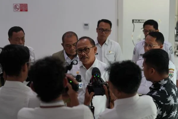 Gubernur Sulbar Suhardi Duka saat diwawancarai (dok:ist)