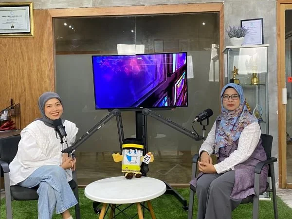 Peneliti dan konsultan politik, Andi Sri Wulandani (Kanan) dalam podcast KabarMakassar yang bertajuk Sulsel Memilih (Dok : KabarMakassar).