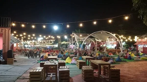 Suasana Pantai merpati pada malam hari (Fitriani lestari)