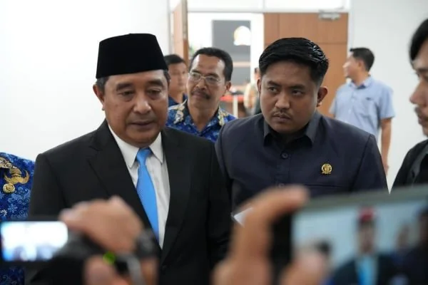 Pj Gubernur Sulbar saat diwawancarai Wartawan usai mengikuti Rapat di DPRD Sulbar (Dok : ist).