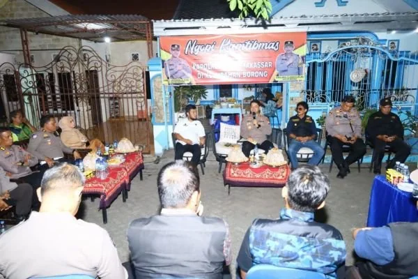 Ngopi Khamtibmas Kapolrestabes Makassar dan warga di Kelurahan Borong, Kecamatan Manggala, Makassar (Dok : Ist).