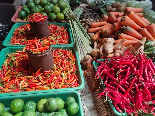 Cabe rawit dan cabe merah keriting di pasar tradisional Makassar, Sulawesi Selatan (Dok : KabarMakassar).