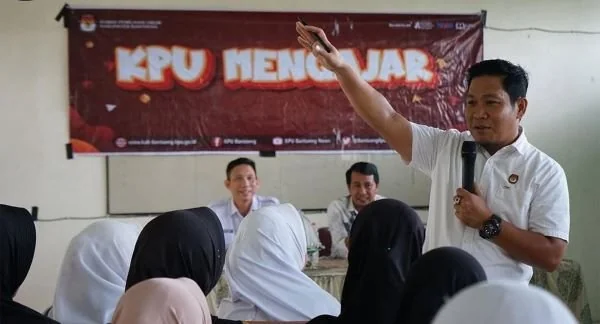 Anggota KPU Kabupaten Bantaeng Divisi Perencanaan, Data, dan Informasi, Abdul Rahman, saat memberikan edukasi mengenai pentingnya inklusivitas dan aksesibilitas dalam pesta demokrasi di SMA 3 Bantaeng. (Dok: Ist).