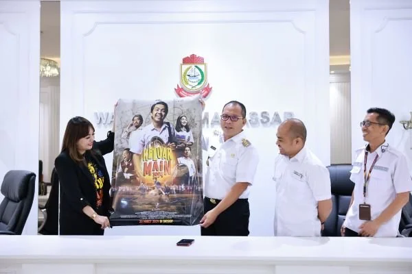 Pertemuan Wali Kota Makassar Moh Ramdhan Pomanto dengan  tim DL Entertainment terkait Penayangan Film Sineas Makassar 'Keluar Main 1994', di Kantor Balai Kota, Rabu (13/3).