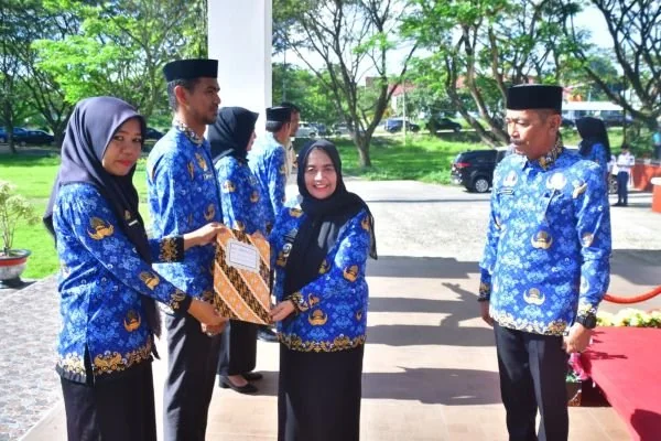 Bupati Sinjai serahkan SK Perpanjangan Kerja 328 PPPK (Dok : Ist).