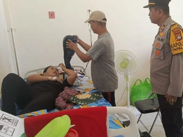 Korban yang diduga keracunan saat dirawat di Puskesmas Tapalang (Dok : Ist).