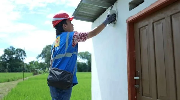 Petugas PLN saat melakukan pengecekan kWh meter di Kabupaten Sidrap, Provinsi Selatan. (Dok: Ist)