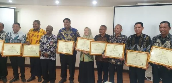 Pemerintah Kabupaten Bulukumba yang diwakili oleh Sekretaris Daerah, Muh Ali Saleng menerima penghargaan Indeks Kualitas Pengisian Jabatan Pimpinan Tinggi (JPT) Tahun 2023 kategori Baik.