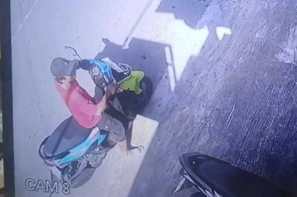 Aksi pelaku pencurian yang terekam kamera cctv (Dok: Ist).
