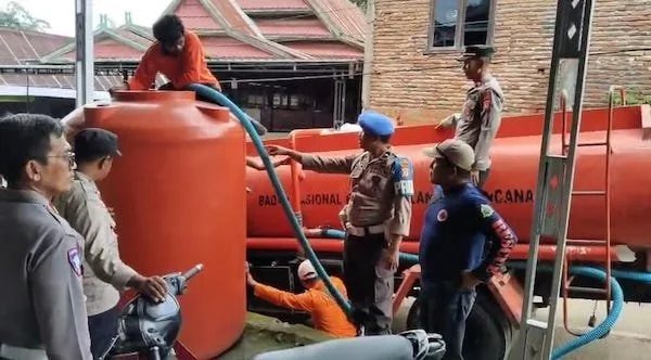 Polres Jeneponto bersama BPBD Kabupaten Jeneponto saar mendistribusikan air bersih di Dusun Sampeang, Desa Bontotiro, Kecamatan Rumbia. (Ist)