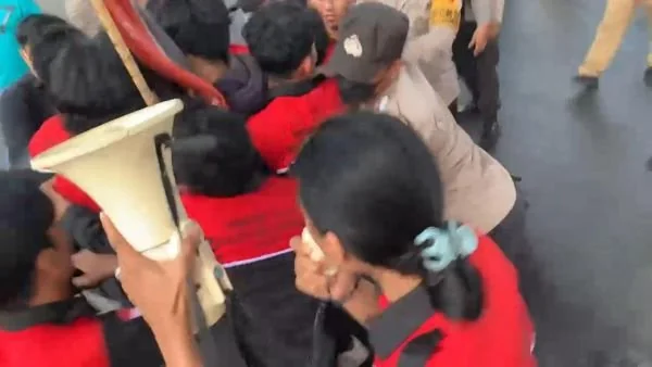 Aksi Dorong-Mendorong Aparat dan Demonstran (Dok : Ist).