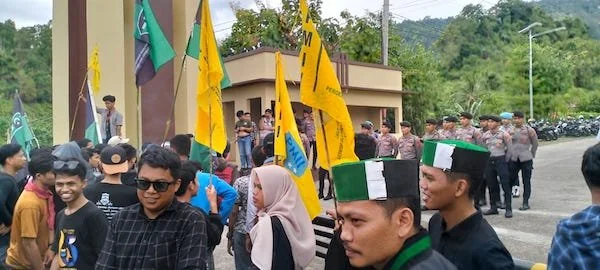 Aksi unjuk rasa yang dilakukan massa dari HMI dan PMII (dok: Aldy)