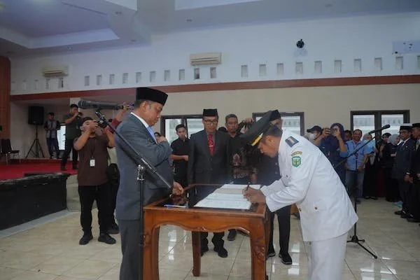 Bupati Luwu, Patahudding melantik sejumlah pejabat lingkup Pemkab Luwu (dok. Ist)