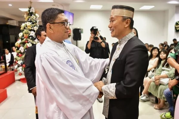 Pj Gubernur Sulsel, Prof Zudan Arif Fakrulloh pada misa malam natal di gereja yang ada di Makassar (Dok: Ist).