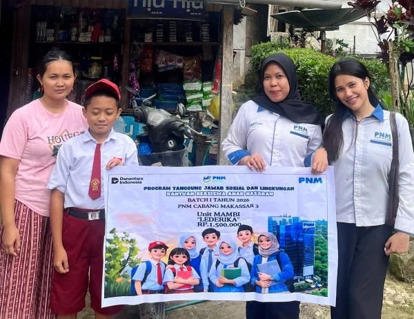 Pihak PNM saat menyerahkan sejumlah bantuan kepada Laderika di Mamasa. (Dok: Ist)