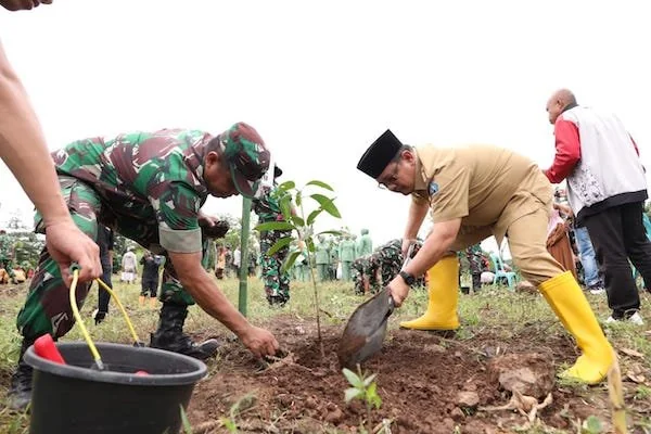 Kodim dan  Pj Bupati Bantaeng melakukan  Tanam Pohon Serentak di Kampung Tala-Tala Kel. Bonto Rita, Kec. Bissappu, Kab. Bantaeng, Sabtu, 4 Mei 2024. foto: ist