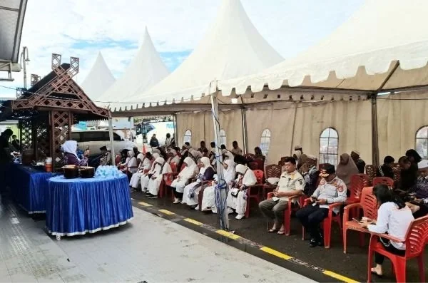 Jemaah haji Tana Toraja menikmati jamuan yang disediakan Pemilik SPBU Lawawoi di Sidrap (Dok : Ist).